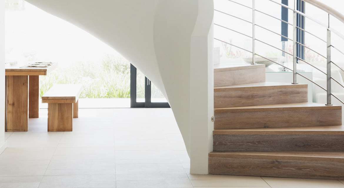 7 beneficios de usar piso vinílico para revestir escaleras